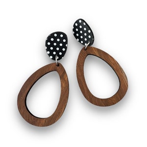 Handgemachte Blackbutt Holz Ohrringe: Polka Dot Ohrstecker aus Polymer Clay