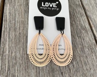 Örhängen i roséguld med filigranmotiv: Svarta akrylstift
