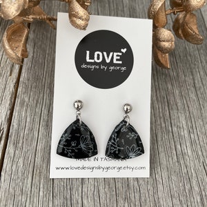 Boucles d&#39;oreilles noires et blanches Boucles d&#39;oreilles en argile Boucles d&#39;oreilles en résine Boucles d&#39;oreilles Déclaration Cadeau pour elle Boucles d&#39;oreilles pendantes