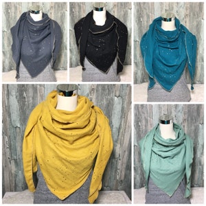 Könnte beinhalten: Fünf dreieckige Schals in verschiedenen Farben, darunter Grau, Schwarz, Türkis, Gelb und Grün. Jeder Schal hat einen dezenten Schimmer und einen rohen Saum.