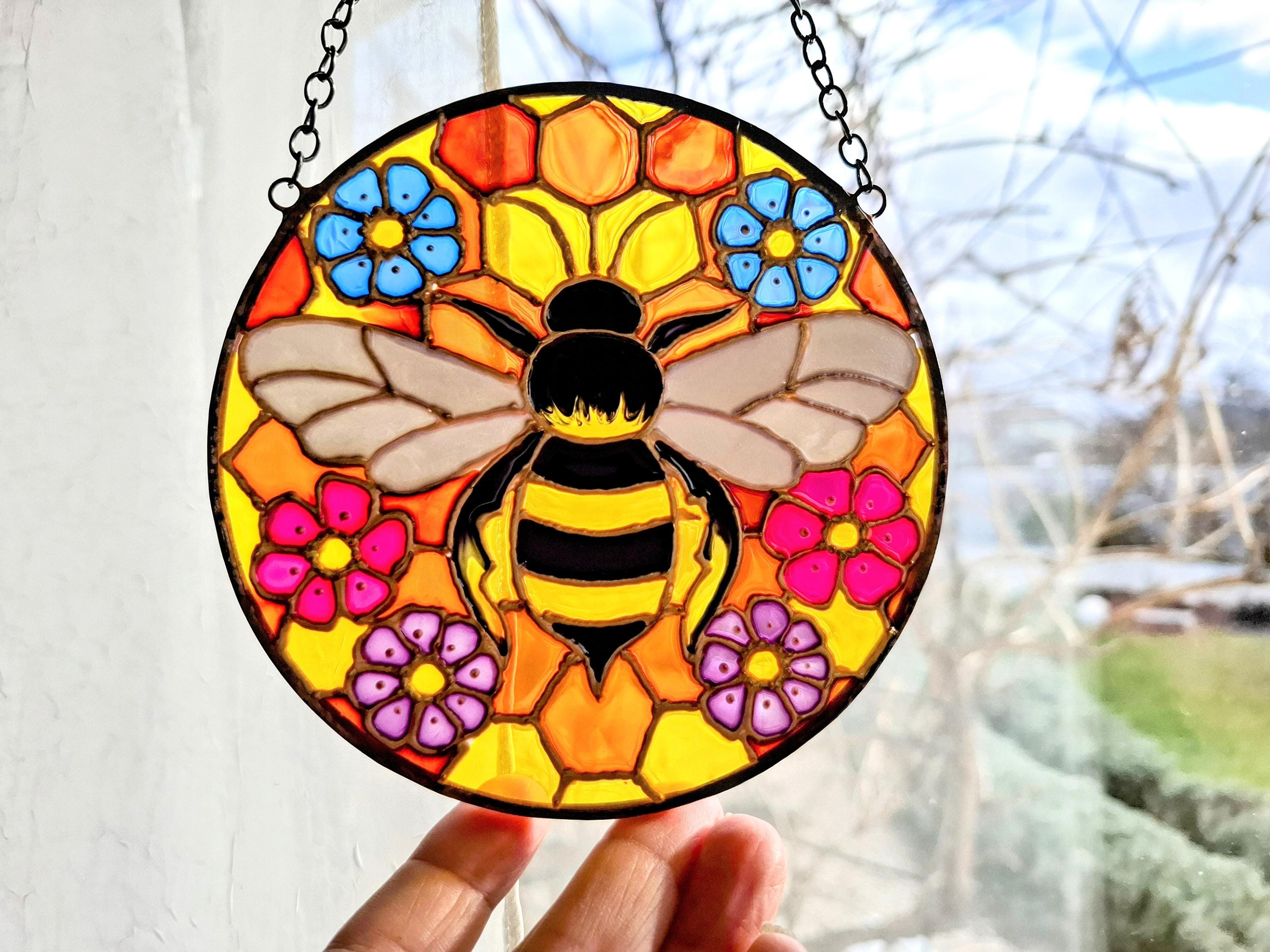 手描きの蜂と花のステンドグラスサンキャッチャー。ハニカム模様の窓