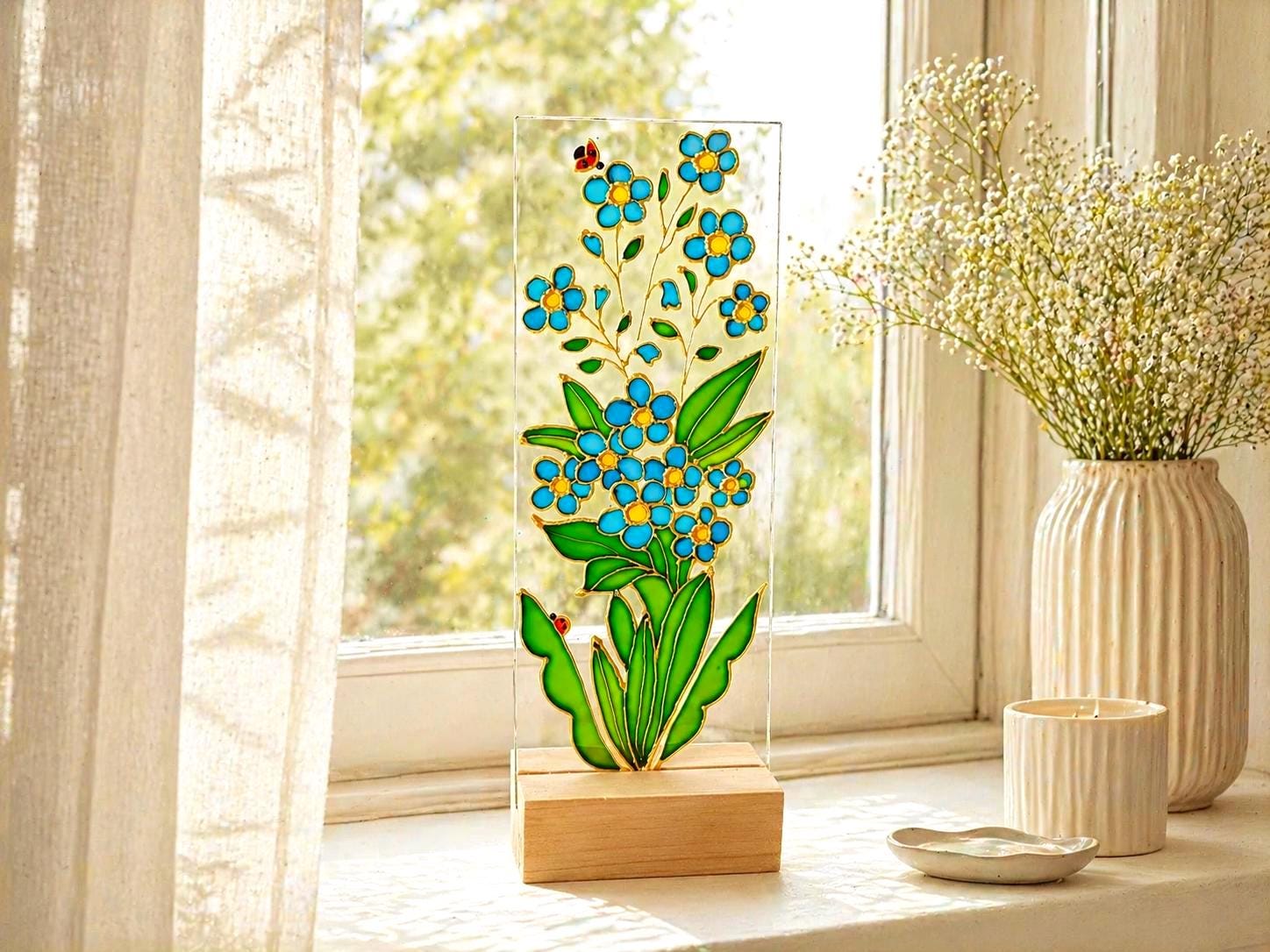 忘れな草のステンドグラスサンキャッチャー、手描きの青い花の窓飾り