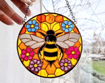 手描きの蜂と花のステンドグラスサンキャッチャー。ハニカム模様の窓