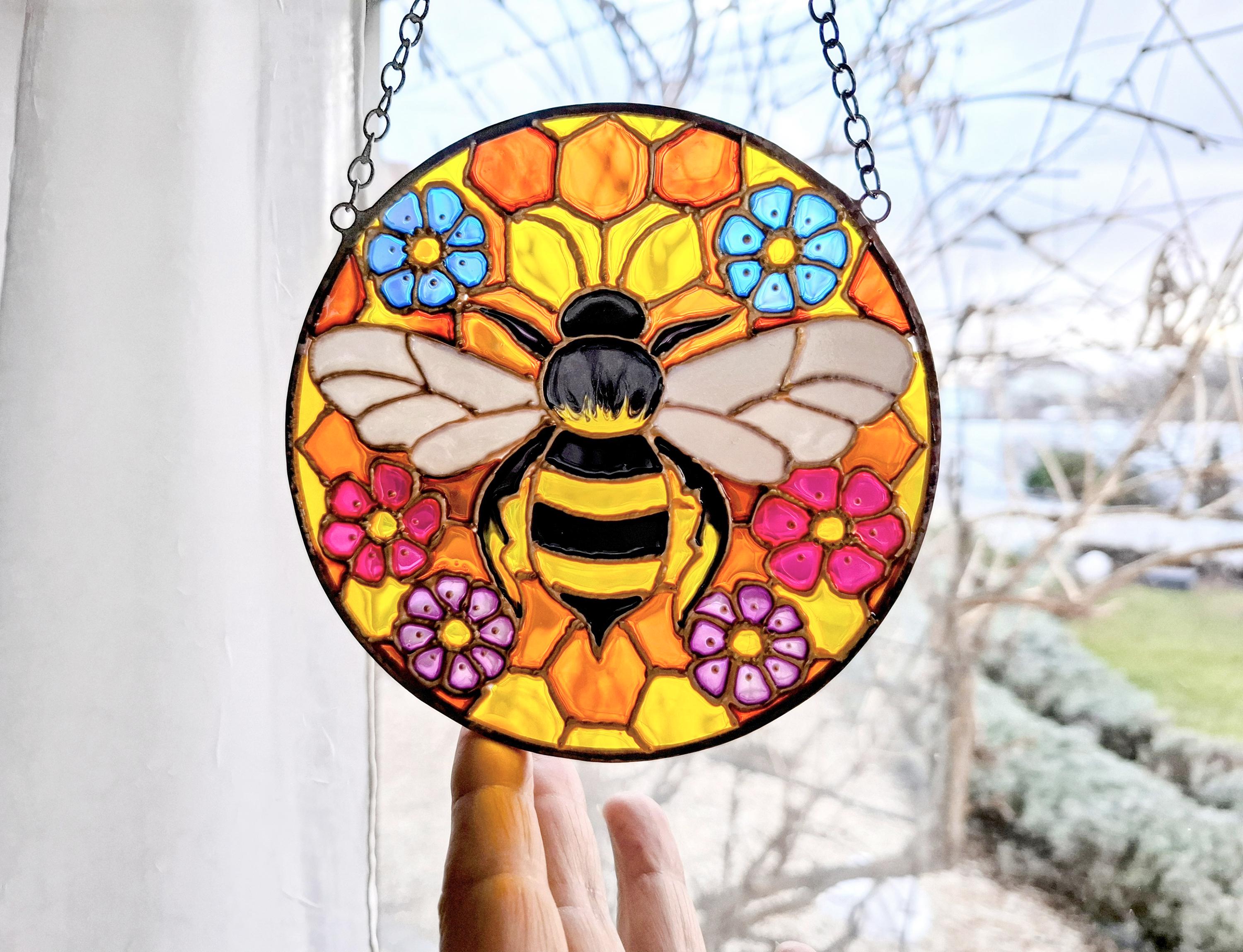 手描きの蜂と花のステンドグラスサンキャッチャー。ハニカム模様の窓