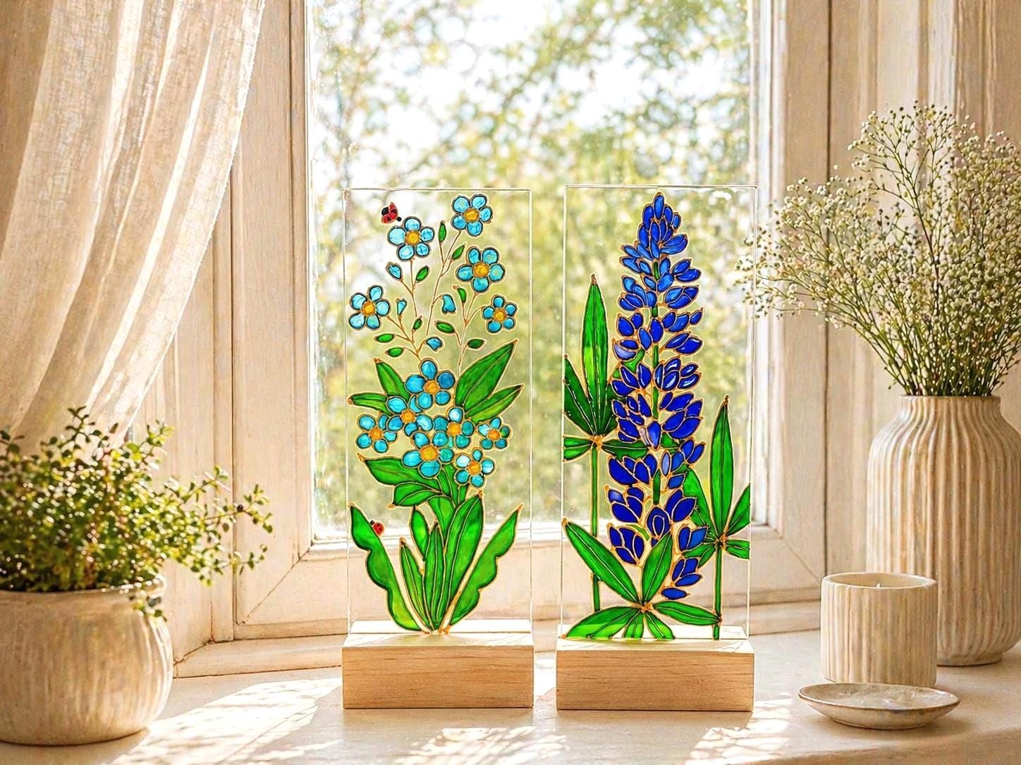 忘れな草のステンドグラスサンキャッチャー、手描きの青い花の窓飾り
