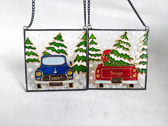 手描きのステンドグラス製クリスマスサンキャッチャー：サンタの赤い車