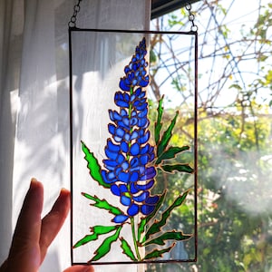 Attrape-soleil en vitrail Texas Bluebonnet peint à la main. Cadeau floral pour maman. Suspension de vitrail. Lupin Love. Capteur de soleil pour mariage