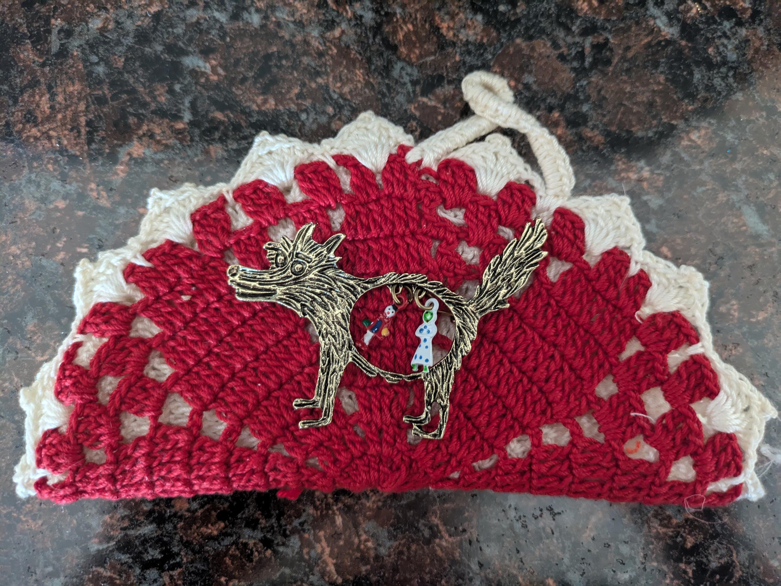 赤ずきんブローチ：金色の狼のシルエット、おばあちゃん＆女の子の