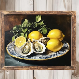 Könnte beinhalten: Ein Stillleben-Gemälde mit Zitronen, Austern und Grünzeug auf einem dekorativen Teller. Der Teller hat ein blau-weißes Muster. Das Gemälde ist in einem rustikalen Holzrahmen gerahmt.