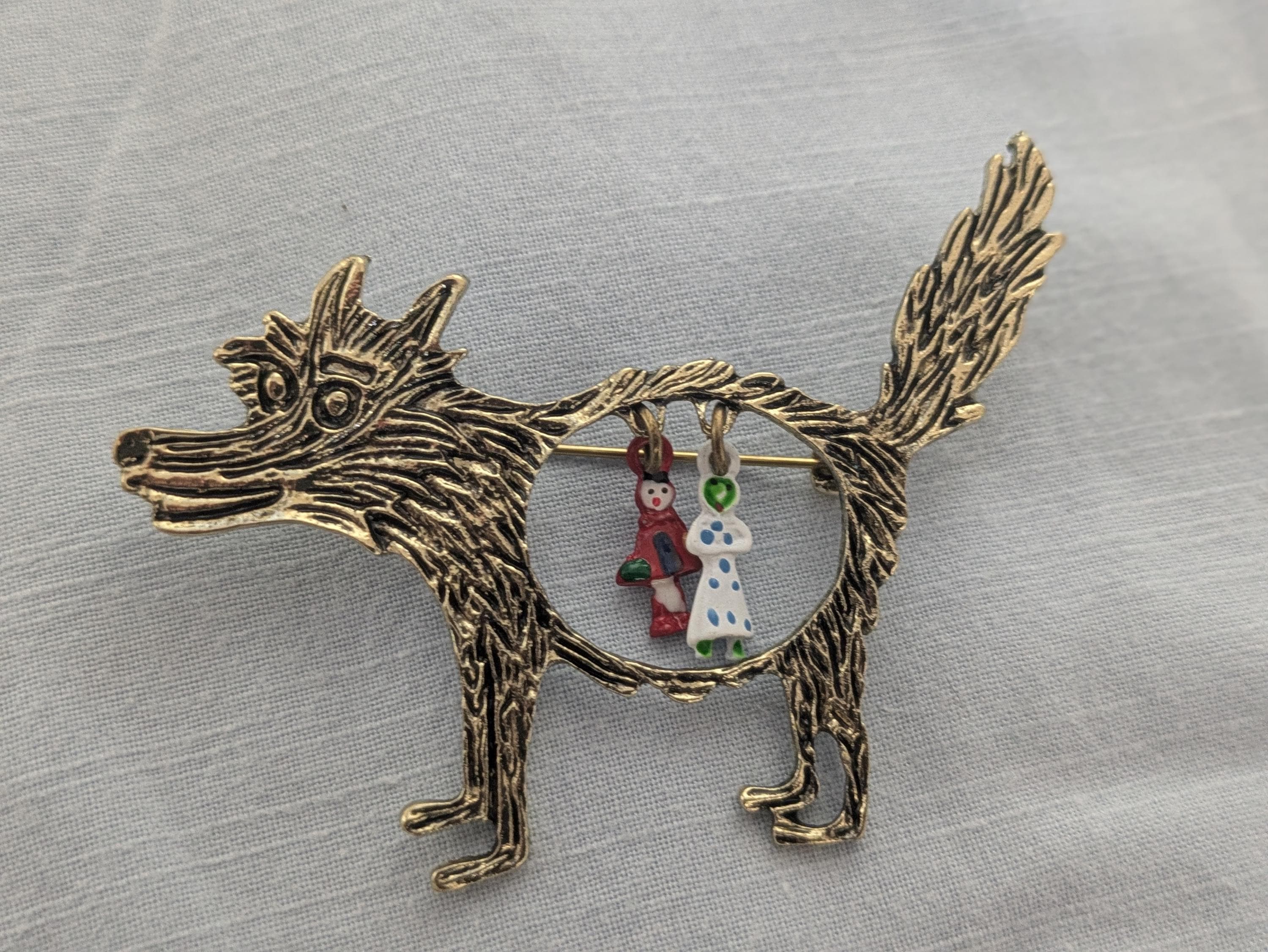 赤ずきんブローチ：金色の狼のシルエット、おばあちゃん＆女の子の