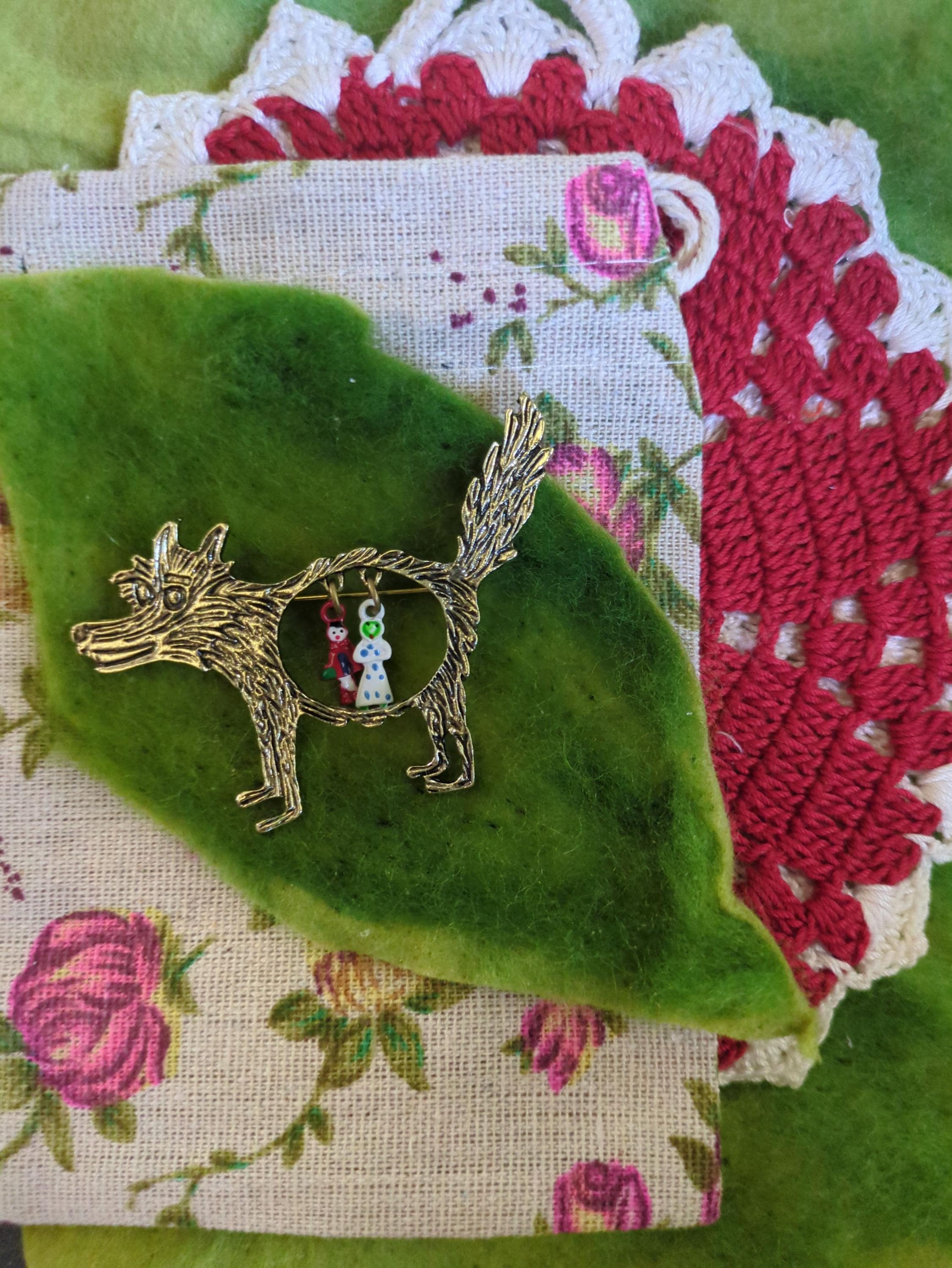 赤ずきんブローチ：金色の狼のシルエット、おばあちゃん＆女の子の