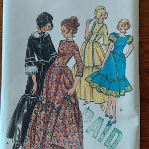 Puede incluir: Patrón de costura vintage para cuatro vestidos diferentes. El patrón es para la talla 14 e incluye instrucciones para un vestido negro con cuello blanco, un vestido floral rojo y azul, un vestido de cuadros vichy amarillo y un vestido azul con mangas abullonadas. El patrón es de Butterick y es el número 4583.