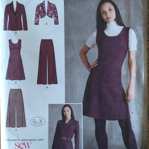 Puede incluir: Un patrón de costura para un vestido, una chaqueta y unos pantalones. El patrón es para las tallas K5 8, 10, 12, 14, 16, EUR 34-42, FR 36-44. El patrón es de Simplicity y se llama "elementos de vestuario".