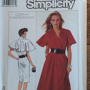 Può includere: Modello di cucito Simplicity numero 8054, taglia 10, per un abito con stile avvolgente e un mantello. L'abito è rosso e il mantello è bianco. Il modello include istruzioni per la realizzazione di entrambi i capi.