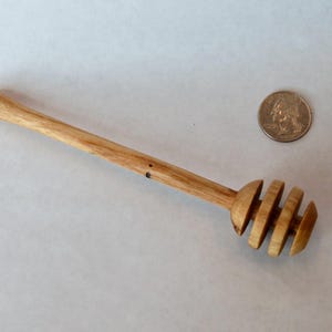 Pu&ograve; includere: Un mestolo di miele in legno con un manico lungo e un mestolo rotondo a pi&ugrave; strati all'estremit&agrave;.