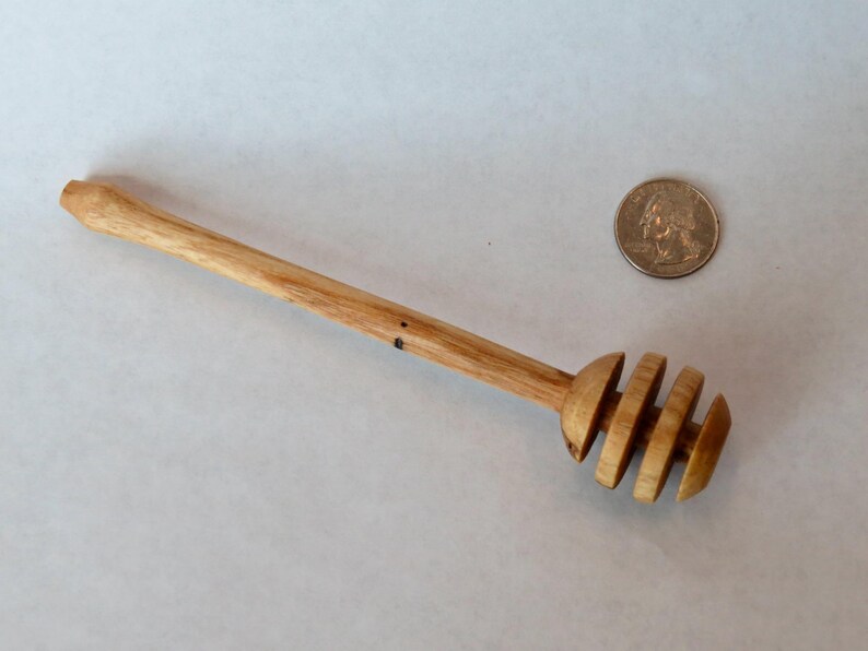 Pu&ograve; includere: Un mestolo di miele in legno con un manico lungo e un mestolo rotondo a pi&ugrave; strati all'estremit&agrave;.