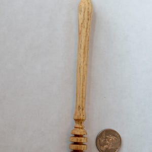 Pu&ograve; includere: Un mestolo per miele in legno con un manico arrotondato e un mestolo a forma di favo di miele all'estremit&agrave;. Il mestolo &egrave; circa delle dimensioni di una moneta da 20 centesimi di euro.