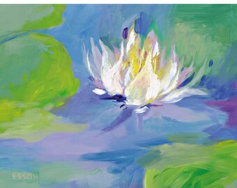Op de afbeelding: Een witte waterlelie met roze en gele accenten bloeit in een blauwe en groene vijver. De waterlelie is geschilderd in een losse, impressionistische stijl.
