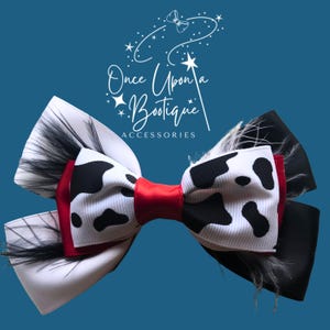 Lazo para el pelo de Cruella – Estampado dálmata, detalle de plumas