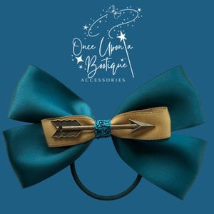 Kokarda do włosów Merida Brave – turkusowa satyna i brązowa strzała