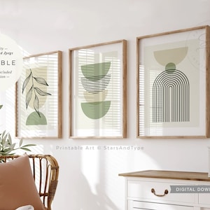 Puede incluir: Tres impresiones de arte de pared imprimibles con un diseño minimalista que presenta formas geométricas y líneas en tonos de verde y beige. Las impresiones están enmarcadas en un marco de madera natural y se muestran en una pared blanca.