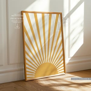 Könnte beinhalten: Ein digitaler, druckbarer Wandkunstdruck mit einem gelben und weißen Sonnenstrahl-Design. Der Sonnenstrahl ist ein geometrisches Muster aus gelben und weißen Streifen, die von einem zentralen Punkt nach außen strahlen. Der Sonnenstrahl ist vor einem weißen Hintergrund platziert.