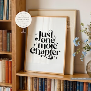 Op de afbeelding: Printbare wandkunst met een zwart-witte afbeelding met de tekst "Just one more chapter" in een retro-lettertype. De afbeelding is omringd door kleine sterren.