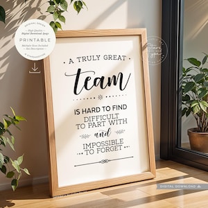 Könnte beinhalten: Ein druckbares Schild mit dem Text "Ein wirklich großartiges Team ist schwer zu finden, schwer zu verlassen und unmöglich zu vergessen..." in schwarzer Schrift auf weißem Hintergrund.