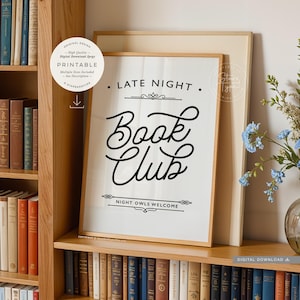 Puede incluir: Un cartel imprimible con el texto "Late Night Book Club, Night Owls Welcome" en una fuente decorativa. El cartel es blanco con texto negro y tiene un marco de madera.