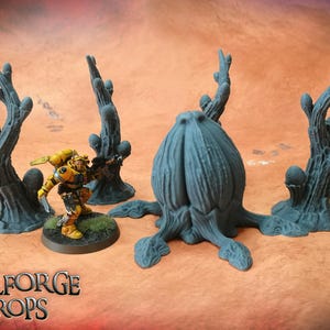 Op de afbeelding: Een set van drie keramische mokken met een gespikkelde, matte afwerking. De mokken zijn in crème, lichtgrijs en donkergrijs. Elke mok heeft een eenvoudig, minimalistisch ontwerp.