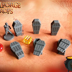 Op de afbeelding: Een verzameling miniatuur grijze doodskisten, dobbelstenen en een beeldje op een bruin oppervlak. De dobbelstenen zijn rood en geel met witte stippen. De tekst "HELLFORGE PROPS" staat linksboven.