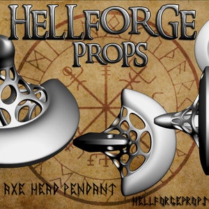 Peut inclure: Trois pendentifs de tête de hache en métal argenté avec des motifs complexes. Les pendentifs sont présentés sur un fond brun avec le texte "HELLFORGE PROPS" et "FANTASY AXE HEAD PENDANT".