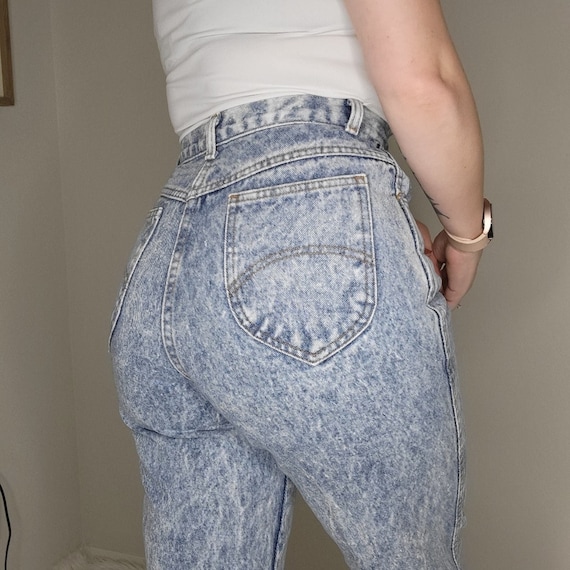 Vintage Chic Acid Wash High-Waisted Jeans Size 9 - image 1