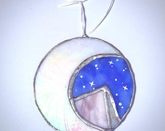 Atrapasueños de vidrieras Booktok con luna y cielo nocturno de montaña