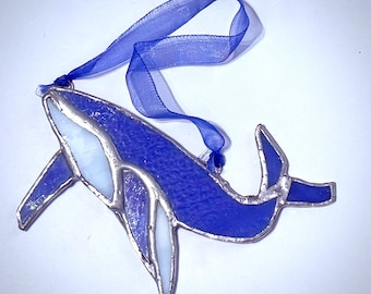 Atrapasol de vitral con forma de ballena azul