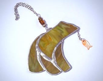 Atrapasol de vidrio de colores con forma de oso y pez
