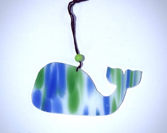 Atrapasol de vitral con forma de ballena pequeña