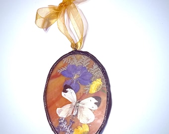 Atrapasol de vitral con camafeo de mariposa