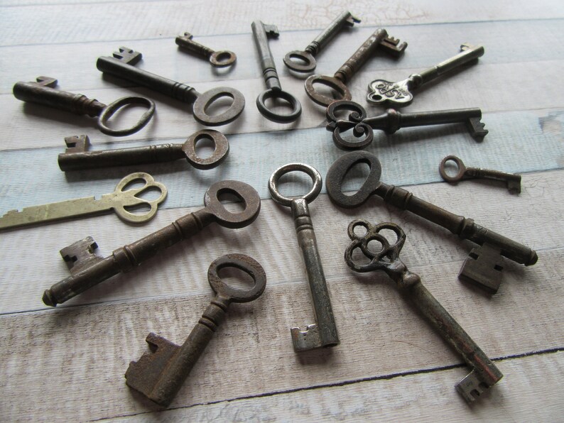 Old vintage metal keys, keys for junk journals, embellishments for journaling, steam punk accessories, industrial decor, junk jewellery lets