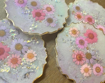 Pastel opaal iriserende harsonderzetters met roze en paarse bloemen