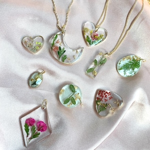 Dainty Resin necklace pendants real pressed flowers
