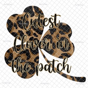 Może przedstawiać: Wzór czterolistnej koniczyny z wzorem w cętki w odcieniach brązu i czerni. Tekst "Cutest Clover in the patch" jest napisany kursywą ze złotym obrysem.