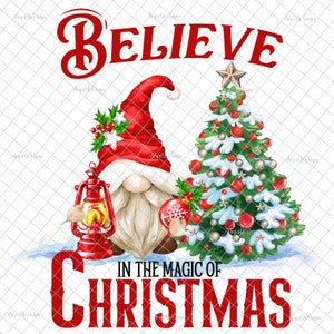 Op de afbeelding: Een aquarelillustratie van een kerstgnome die een lantaarn en een rode kerstbal vasthoudt. De gnome staat voor een met sneeuw bedekte kerstboom met rode en gouden kerstballen. De tekst "BELIEVE IN THE MAGIC OF CHRISTMAS" is in rode letters geschreven.