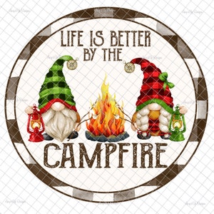 La vida es mejor junto a la fogata PNG, sublimación, descarga digital, gnomo de campamento, calcomanía de gnomo, imagen de campamento, PNG de gnomo, imágenes de tobogán de agua