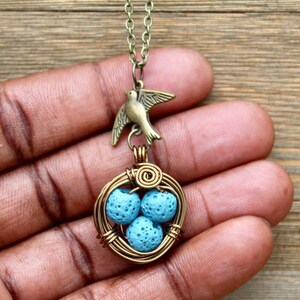 Collar difusor de aromaterapia con cuentas de lava turquesa.