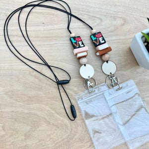 LIEFDE met kralen voor lerarensleutelhanger | Gepersonaliseerde ID-badgehouder met boeken en Apple-accenten | Terug naar school-cadeau | Verzending binnen 1 dag