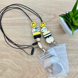 Sleutelhanger met smileygezicht | Gepersonaliseerde ID-badgehouder met siliconenkralen | Leuk klascadeau voor opvoeders | Snel verzonden