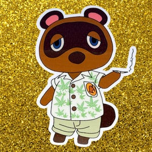 Può includere: Un'illustrazione di un cartone animato di un procione marrone che indossa una camicia bianca con motivi di foglie di marijuana verdi e tiene un spinello acceso. Il procione ha un'espressione rilassata e indossa pantaloni color kaki.