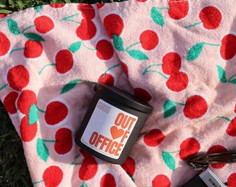 Out Of Office | Vegan Soy Candle For Travel Lovers | Tropical Vacation, Beach Holiday, Relaxation Vibes | Funny, Unique Gift For Co-Worker