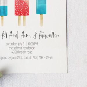 Puede incluir: Una invitaci&oacute;n blanca con un gr&aacute;fico de paleta de hielo roja, blanca y azul. El texto dice "join us for food, fun, & fireworks: saturday, july 3 | 6:00 PM the schmit residence 4830 lincoln road kindly respond by june 23 to tori at (765) 492-2349"